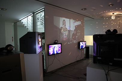 Davor Mezak i Marko Čubrilo   video-instalacija 'Turbo', galerija Nano i THT nagrada, MSU, 2013.