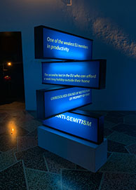 Top secret 2.8, instalacija 400x400 cm, 2 videa, galerija Greta, i skupna izložba Kad spomenici ožive, Prosvjeta, Zagreb, 2019.