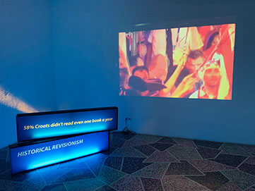 Top secret 2.8, instalacija 400x400 cm, 2 videa, galerija Greta, i skupna izložba Kad spomenici ožive, Prosvjeta, Zagreb, 2019.