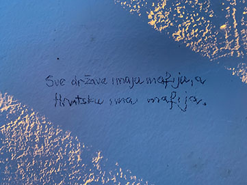 Top secret 2.8, instalacija 400x400 cm, 2 videa, galerija Greta, i skupna izložba Kad spomenici ožive, Prosvjeta, Zagreb, 2019.