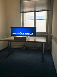 Top secret 2.8, instalacija 400x400 cm, 2 videa, galerija Greta, i skupna izložba Kad spomenici ožive, Prosvjeta, Zagreb, 2019.